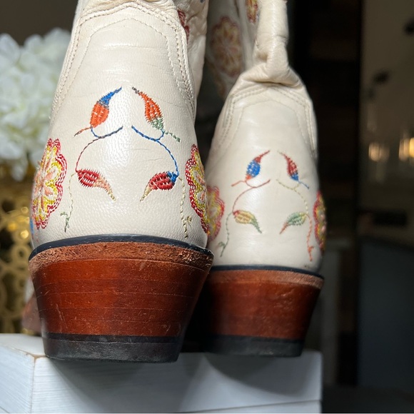Lucchese Vintage  Floral Embroidered Cream Boots Size 7 - Picture 4 of 10